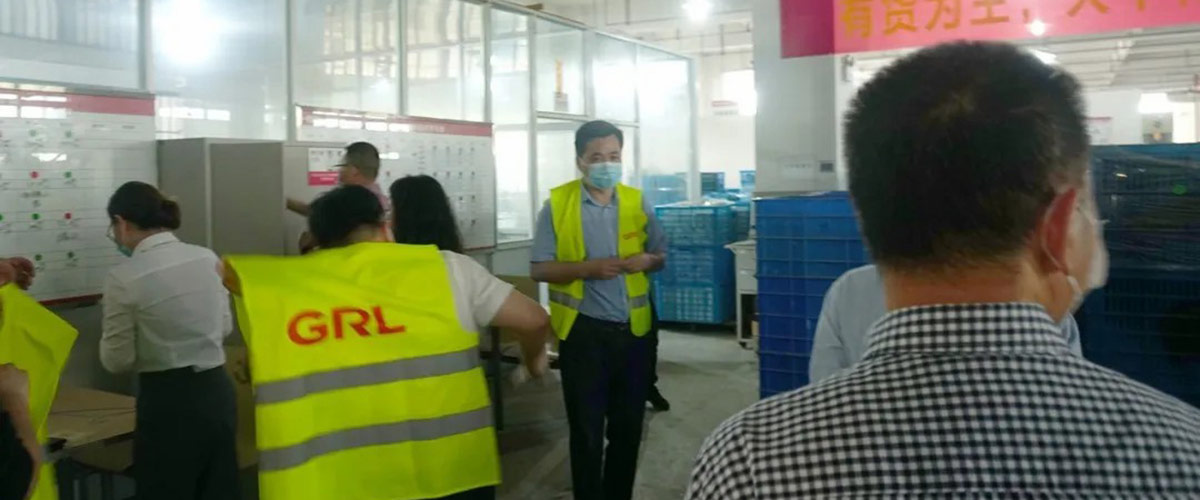 樂(lè)清市領(lǐng)導(dǎo)視察金萊勒電氣-2 市領(lǐng)導(dǎo)穿戴警示服和耳塞