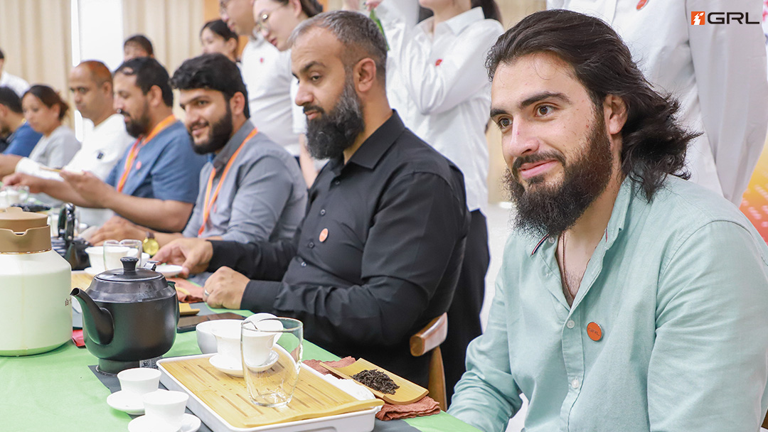 外賓團(tuán)學(xué)習(xí)茶藝 金萊勒多功能會議廳